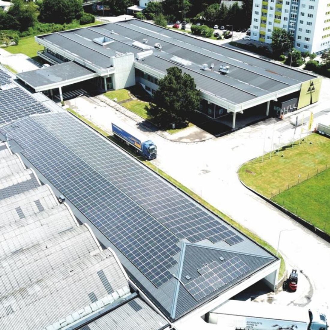 Werksgelände von Fischer Sports mit Photovoltaikanlagen auf den Dächern